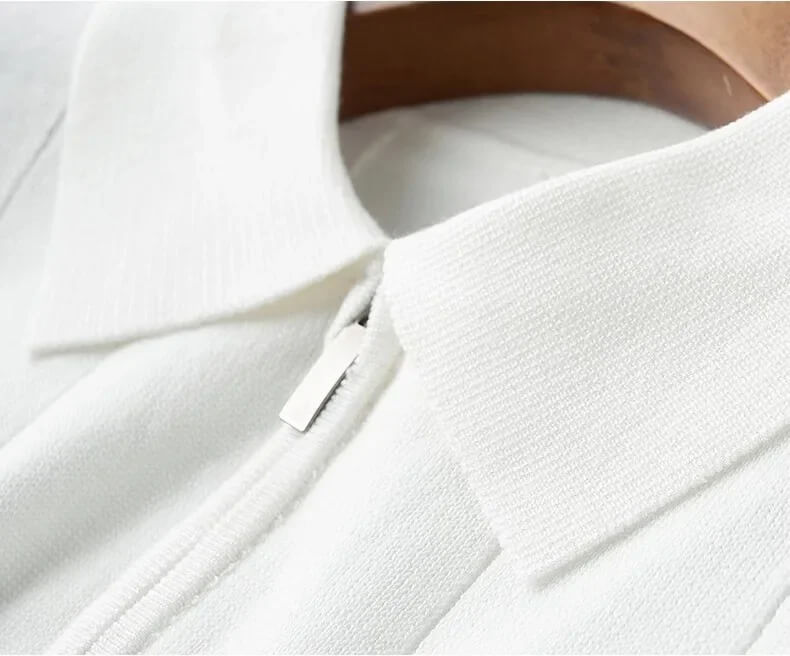 Polo Sora - Detalhe Minimalista